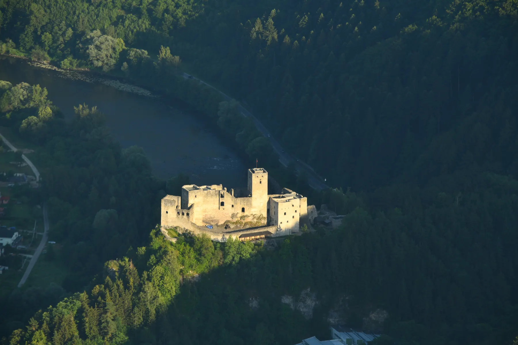 Hrad Strečno na skale nad riekou Váh z vtáčej perspektívy