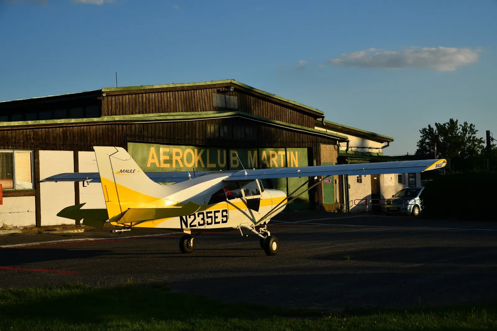 Lietadlo Maule MT-7-235 pred hangárom Aeroklubu Martin