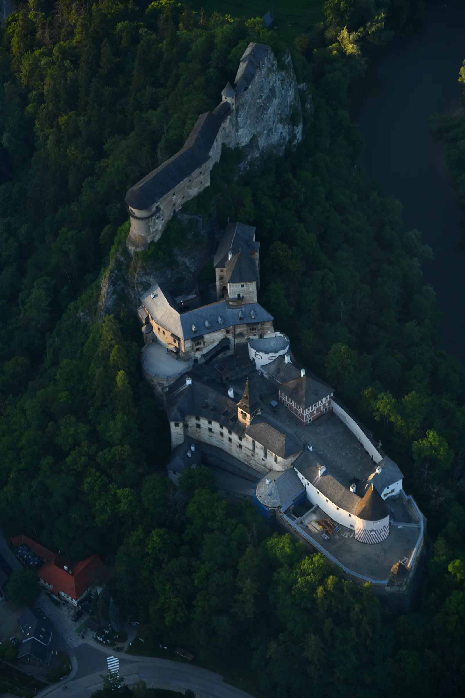 Oravský hrad na skale priamo zhora z lietadla