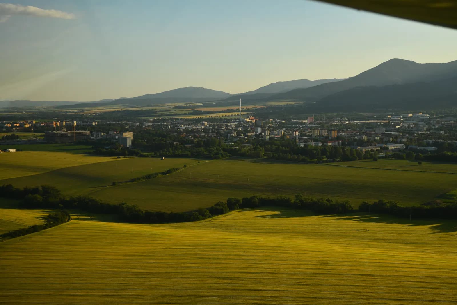 Martin a Turčianska kotlina v podvečernom svetle z výšky