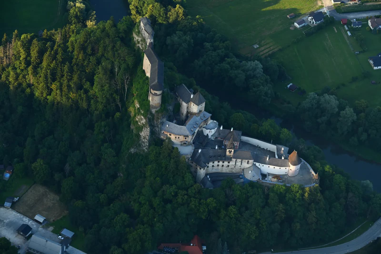 Oravský hrad na skale nad riekou Orava z lietadla